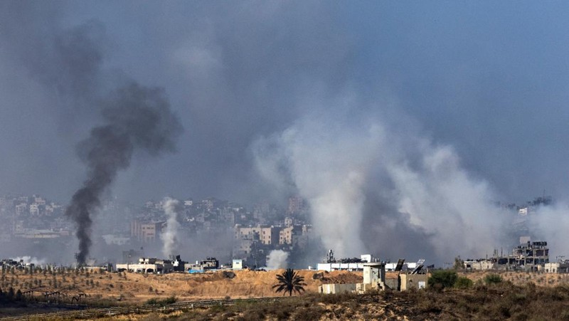Kepulan asap saat terjadinya konflik yang sedang berlangsung antara Israel dan kelompok Palestina Hamas di Jalur Gaza, Jumat (10/11/2023). (REUTERS/Evelyn Hockstein)
