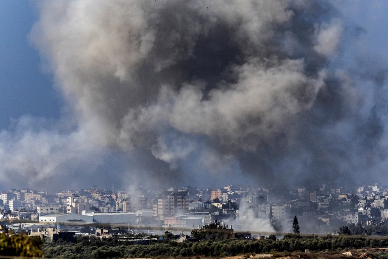 Kepulan asap saat terjadinya konflik yang sedang berlangsung antara Israel dan kelompok Palestina Hamas di Jalur Gaza, Jumat (10/11/2023). (REUTERS/Evelyn Hockstein) Kepulan asap saat terjadinya konflik yang sedang berlangsung antara Israel dan kelompok Palestina Hamas di Jalur Gaza, Jumat (10/11/2023). (REUTERS/Evelyn Hockstein)
