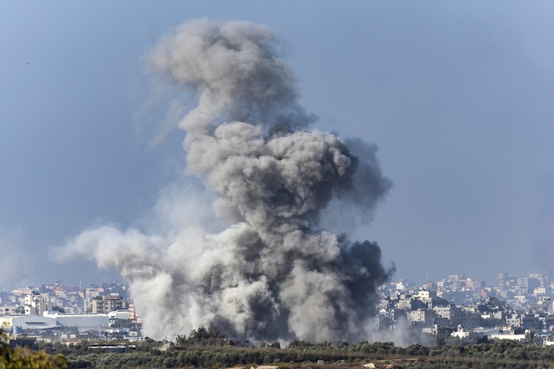 Kepulan asap saat terjadinya konflik yang sedang berlangsung antara Israel dan kelompok Palestina Hamas di Jalur Gaza, Jumat (10/11/2023). (REUTERS/Evelyn Hockstein) Kepulan asap saat terjadinya konflik yang sedang berlangsung antara Israel dan kelompok Palestina Hamas di Jalur Gaza, Jumat (10/11/2023). (REUTERS/Evelyn Hockstein)