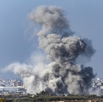Potret Kepulan Asap di Jalur Gaza, 13 Warga Palestina Tewas