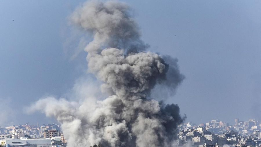 Kepulan asap saat terjadinya konflik yang sedang berlangsung antara Israel dan kelompok Palestina Hamas di Jalur Gaza, Jumat (10/11/2023). (REUTERS/Evelyn Hockstein)