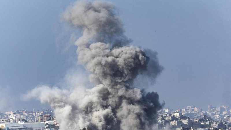 Kepulan asap saat terjadinya konflik yang sedang berlangsung antara Israel dan kelompok Palestina Hamas di Jalur Gaza, Jumat (10/11/2023). (REUTERS/Evelyn Hockstein)