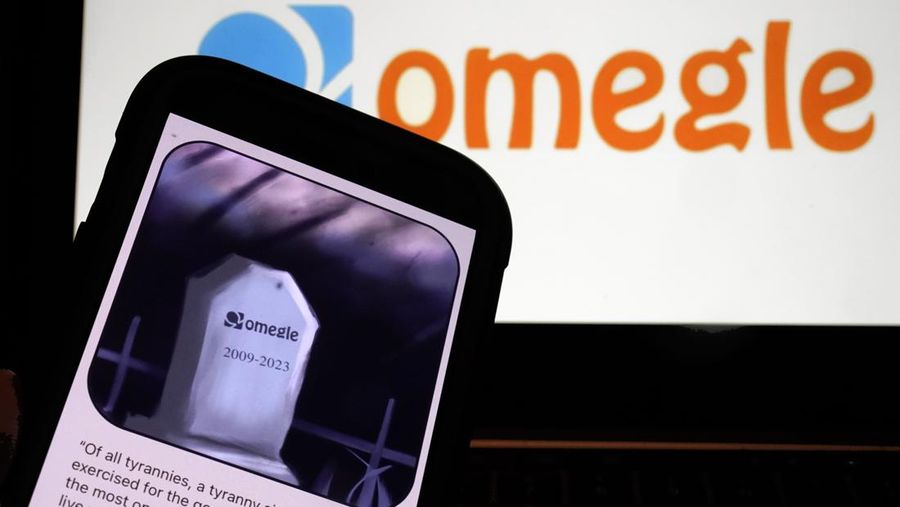 Logo Omegle dan postingan situsnya di ponsel. (AP Photo/Richard Drew)