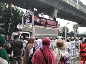 Massa Lanjut Demo di Kedubes Inggris, Ungkap Alasan Tolak Konser Coldplay