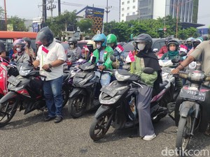 Ratusan Pengguna Jalan di Sidoarjo Heningkan Cipta Peringati Hari Pahlawan