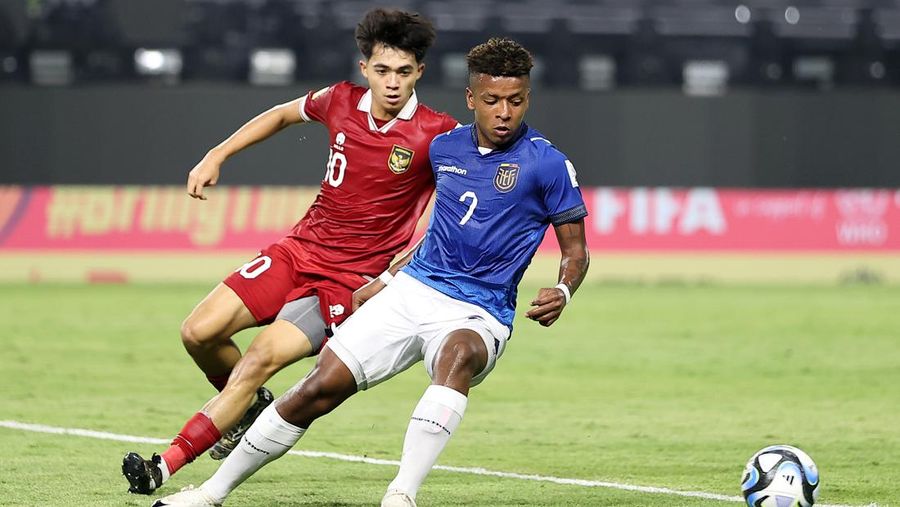 Pertandingan Timnas Indonesia dalam laga melawan Ekuador di Piala Dunia U-17 di Gelora Bung Tomo, Surabaya, Jumat (10/11/2023) malam. (Robertus Pudyanto - FIFA/FIFA via Getty Images)