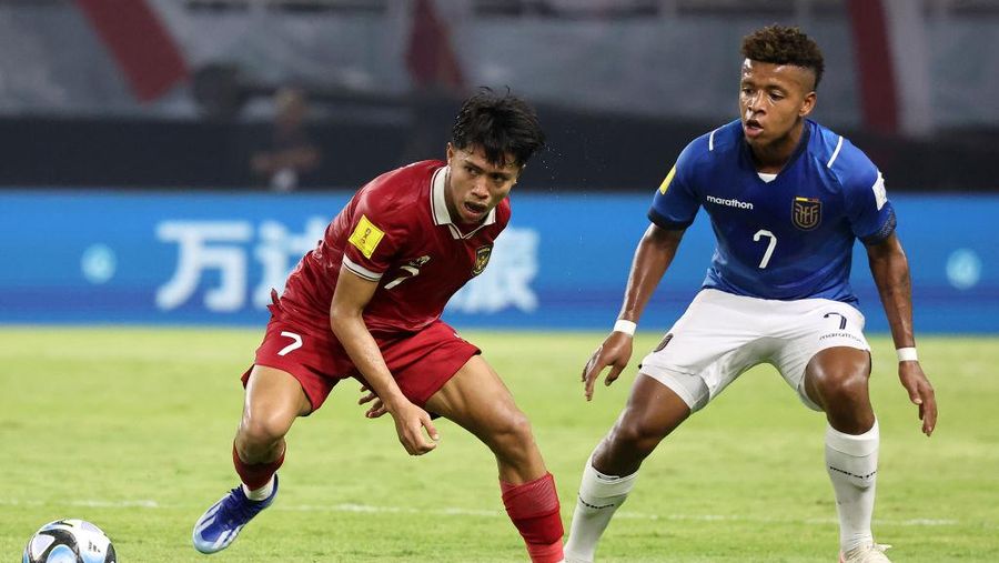 Pertandingan Timnas Indonesia dalam laga melawan Ekuador di Piala Dunia U-17 di Gelora Bung Tomo, Surabaya, Jumat (10/11/2023) malam. (Robertus Pudyanto - FIFA/FIFA via Getty Images)