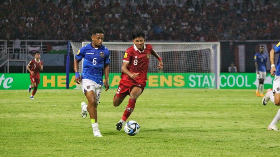Pertandingan Timnas Indonesia dalam laga melawan Ekuador di Piala Dunia U-17 di Gelora Bung Tomo, Surabaya, Jumat (10/11/2023) malam. (Robertus Pudyanto - FIFA/FIFA via Getty Images)