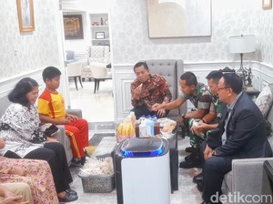 Plt Bupati Karawang-Dandim 0604 Beri Beasiswa ke Ramdani Penjual Peyek