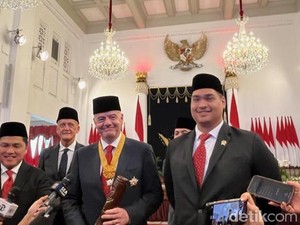 Terima Kasih ke Jokowi, Presiden FIFA Merasa Terhormat Dapat Bintang Jasa
