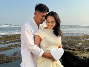 Gaya Ririn Ekawati Umumkan Kehamilan, Pamer Pose Mesra Dipeluk Ibnu Jamil