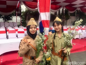 Pakaian Ala Pejuang Bikin Semangat Pelajar Surabaya Membara di Hari Pahlawan