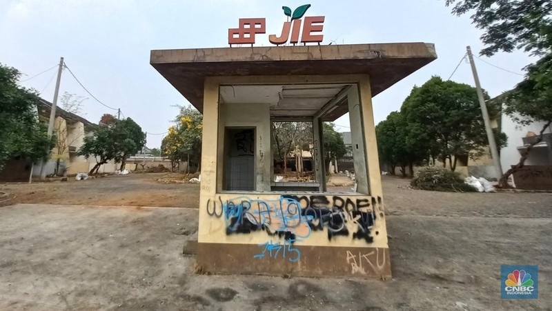 Suasana perumahan mewah yang terbengkalai di Kawasan Cakung, Jakarta, Jumat, (10/11/2023). (CNBC Indonesia/Muhammad Sabki)
