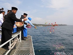 Upacara Tabur Bunga Hari Pahlawan di Selat Bali Kenang Kru KRI Nanggala 402