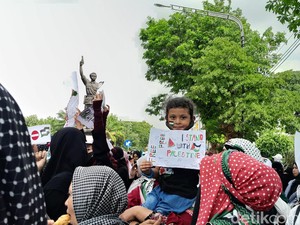 Warga Solo Kembali Gelar Aksi Bela Palestina di Bundaran Gladak
