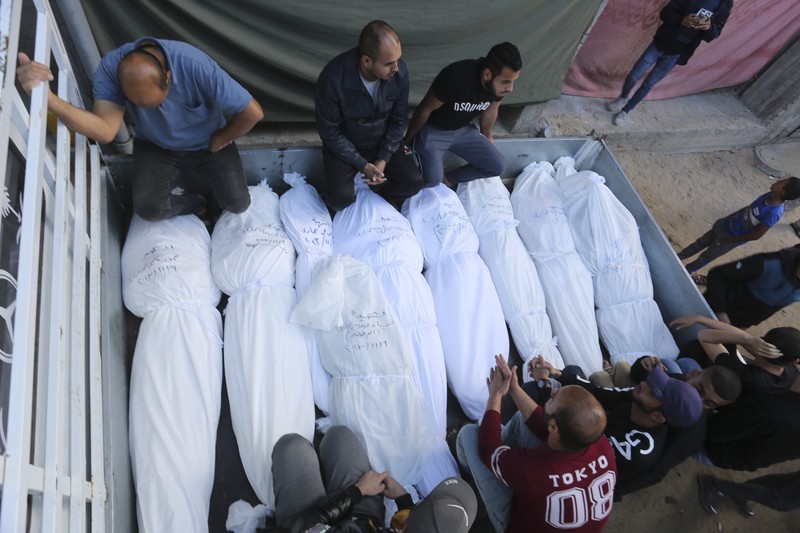 Kepulan asap saat terjadinya konflik yang sedang berlangsung antara Israel dan kelompok Palestina Hamas di Jalur Gaza, Jumat (10/11/2023). (REUTERS/Evelyn Hockstein)