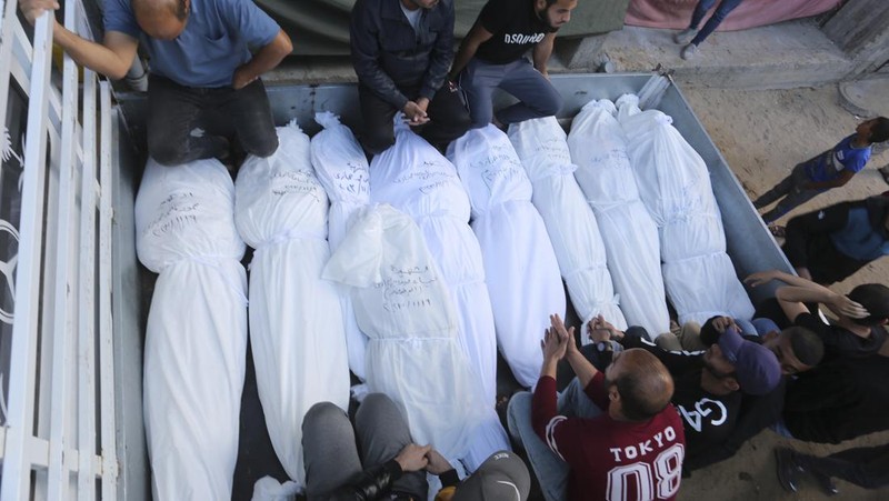 Kepulan asap saat terjadinya konflik yang sedang berlangsung antara Israel dan kelompok Palestina Hamas di Jalur Gaza, Jumat (10/11/2023). (REUTERS/Evelyn Hockstein)
