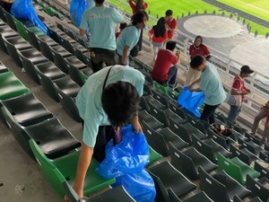 Suporter Indonesia Kompak Bersih-bersih Sampah di Stadion GBT