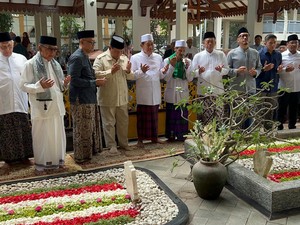 Prabowo Ziarah ke Makam Pendiri NU dan Bertemu Ulama Se-Jatim