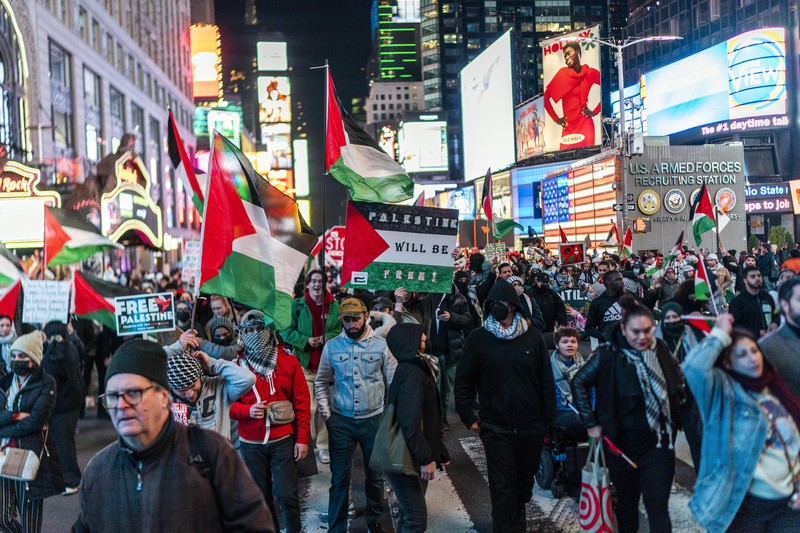 Pintu masuk gedung The New York Times dilempari cairan berwarna merah oleh demonstran Pro-Palestina saat mereka menyerukan gencatan senjata di Gaza, Jumat, (10/11/2023) waktu setempat. (AP Photo/Eduardo Munoz Alvarez)