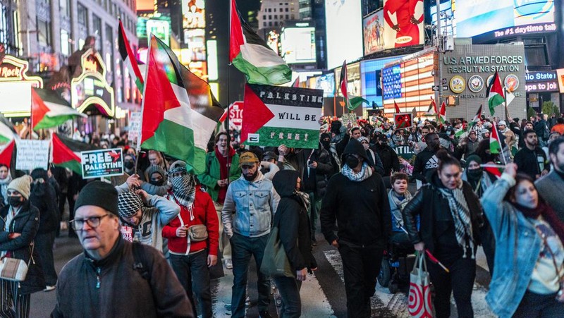 Pintu masuk gedung The New York Times dilempari cairan berwarna merah oleh demonstran Pro-Palestina saat mereka menyerukan gencatan senjata di Gaza, Jumat, (10/11/2023) waktu setempat. (AP Photo/Eduardo Munoz Alvarez)