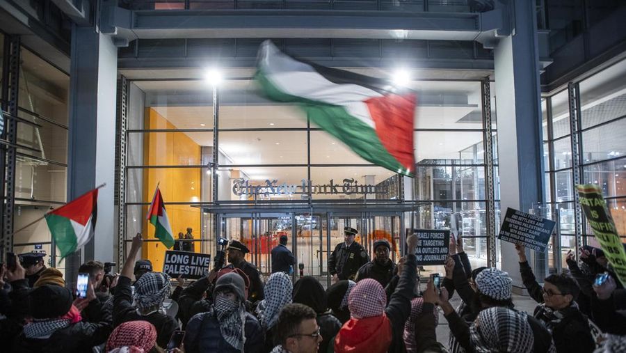 Demonstran pro-Palestina melakukan aksi di sekitar Times Square menyerukan gencatan senjata di Gaza, Jumat, 10 November 2023, di New York. (AP Photo/Eduardo Munoz Alvarez)