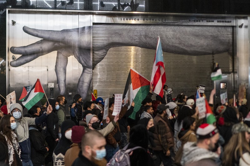 Pintu masuk gedung The New York Times dilempari cairan berwarna merah oleh demonstran Pro-Palestina saat mereka menyerukan gencatan senjata di Gaza, Jumat, (10/11/2023) waktu setempat. (AP Photo/Eduardo Munoz Alvarez)