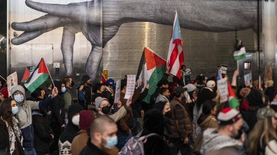 Pintu masuk gedung The New York Times dilempari cairan berwarna merah oleh demonstran Pro-Palestina saat mereka menyerukan gencatan senjata di Gaza, Jumat, (10/11/2023) waktu setempat. (AP Photo/Eduardo Munoz Alvarez)