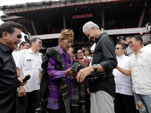 Diikatkan Kain Ulos, Ganjar Siap Bekerja Bersama Warga Simalungun