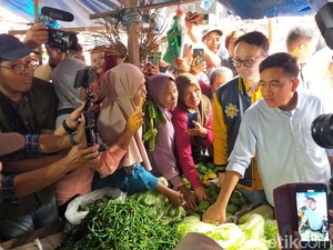 Gibran Belanja 18 Kg Cabai, Tampung Keluhan Pedagang Pasar di Lampung