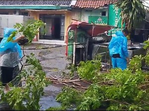 Hujan dan Angin Kencang di Solo, Fasilitas Mal Rusak-Dahan Timpa Gerobak PKL