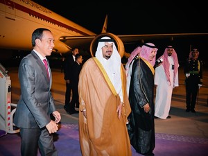Jokowi Tiba di Riyadh untuk Hadiri KTT OKI Usai Tempuh 11 Jam Penerbangan