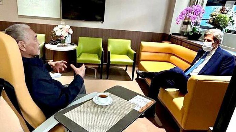 Menko Kemaritiman dan Investasi Luhut Binsar Pandjaitan dijenguk Special US Presidential Envoy for Climate John Kerry saat di RS di Singapura. (Dok: Kemenko Marves)