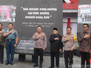 Resmikan Monumen Jenderal Hoegeng, Kapolri: Banyak Nilai yang Beliau Ajarkan