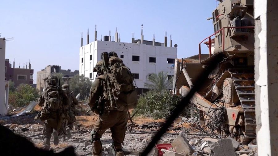 Pasukan Israel dan kelompok Hamas melakukan pertempuran jarak dekat di kota Gaza. (via REUTERS/ISRAELI ARMY HANDOUT)