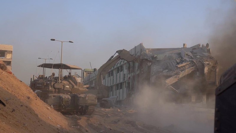 Pasukan Israel dan kelompok Hamas melakukan pertempuran jarak dekat di kota Gaza. (via REUTERS/ISRAELI ARMY HANDOUT)