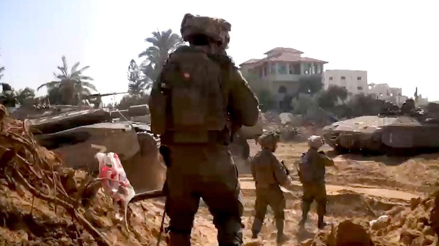 Pasukan Israel dan kelompok Hamas melakukan pertempuran jarak dekat di kota Gaza. (via REUTERS/ISRAELI ARMY HANDOUT)