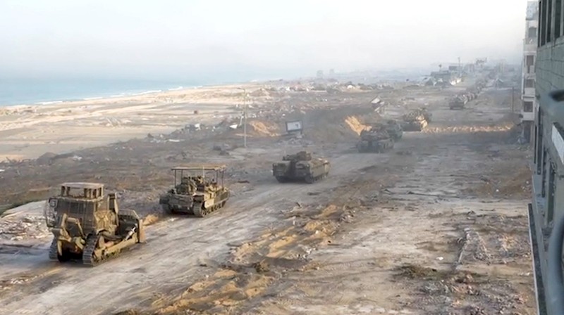 Pasukan Israel dan kelompok Hamas melakukan pertempuran jarak dekat di kota Gaza. (via REUTERS/ISRAELI ARMY HANDOUT) Pasukan Israel dan kelompok Hamas melakukan pertempuran jarak dekat di kota Gaza. (via REUTERS/ISRAELI ARMY HANDOUT)