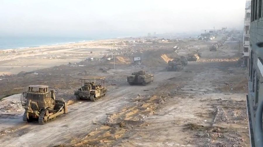 Pasukan Israel dan kelompok Hamas melakukan pertempuran jarak dekat di kota Gaza. (via REUTERS/ISRAELI ARMY HANDOUT)