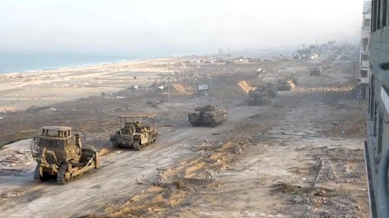 Pasukan Israel dan kelompok Hamas melakukan pertempuran jarak dekat di kota Gaza. (via REUTERS/ISRAELI ARMY HANDOUT)