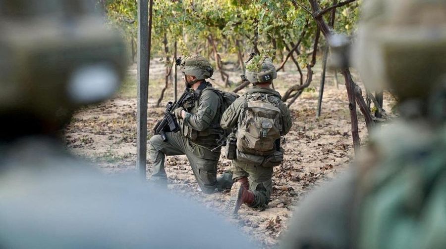 Pasukan Israel dan kelompok Hamas melakukan pertempuran jarak dekat di kota Gaza. (via REUTERS/ISRAELI ARMY HANDOUT)
