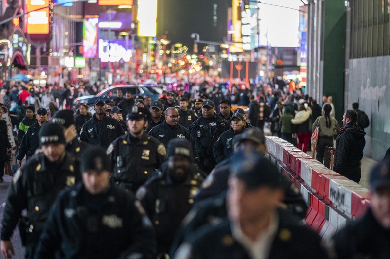 Pintu masuk gedung The New York Times dilempari cairan berwarna merah oleh demonstran Pro-Palestina saat mereka menyerukan gencatan senjata di Gaza, Jumat, (10/11/2023) waktu setempat. (AP Photo/Eduardo Munoz Alvarez)