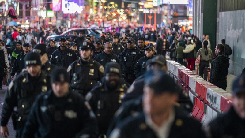 Pintu masuk gedung The New York Times dilempari cairan berwarna merah oleh demonstran Pro-Palestina saat mereka menyerukan gencatan senjata di Gaza, Jumat, (10/11/2023) waktu setempat. (AP Photo/Eduardo Munoz Alvarez)