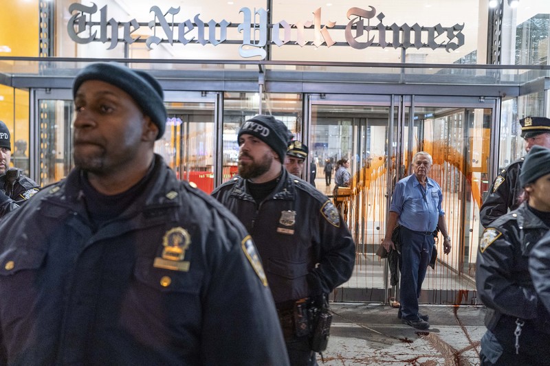 Pintu masuk gedung The New York Times dilempari cairan berwarna merah oleh demonstran Pro-Palestina saat mereka menyerukan gencatan senjata di Gaza, Jumat, (10/11/2023) waktu setempat. (AP Photo/Eduardo Munoz Alvarez) Pintu masuk gedung The New York Times dilempari cairan berwarna merah oleh demonstran Pro-Palestina saat mereka menyerukan gencatan senjata di Gaza, Jumat, (10/11/2023) waktu setempat. (AP Photo/Eduardo Munoz Alvarez)