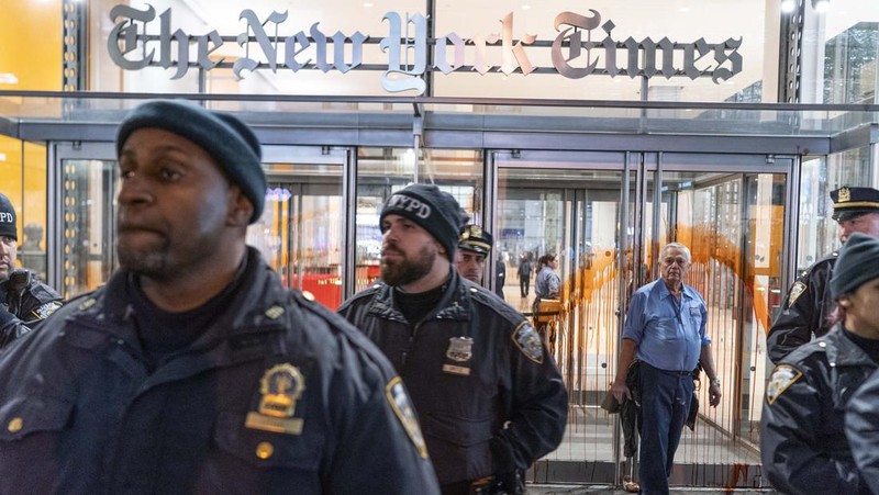 Pintu masuk gedung The New York Times dilempari cairan berwarna merah oleh demonstran Pro-Palestina saat mereka menyerukan gencatan senjata di Gaza, Jumat, (10/11/2023) waktu setempat. (AP Photo/Eduardo Munoz Alvarez)