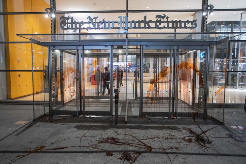 Pintu masuk gedung The New York Times dilempari cairan berwarna merah oleh demonstran Pro-Palestina saat mereka menyerukan gencatan senjata di Gaza, Jumat, (10/11/2023) waktu setempat. (AP Photo/Eduardo Munoz Alvarez) Pintu masuk gedung The New York Times dilempari cairan berwarna merah oleh demonstran Pro-Palestina saat mereka menyerukan gencatan senjata di Gaza, Jumat, (10/11/2023) waktu setempat. (AP Photo/Eduardo Munoz Alvarez)