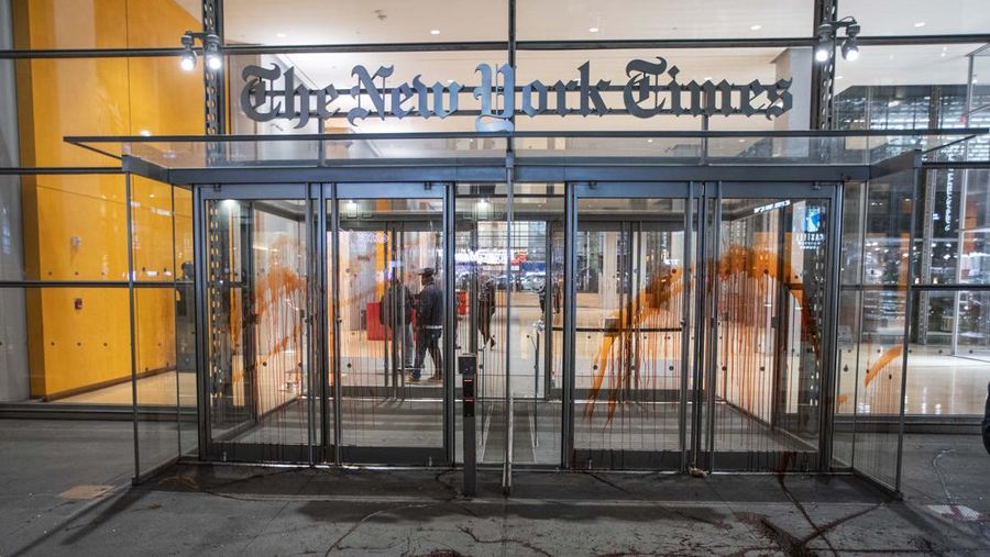 Pintu masuk gedung The New York Times dilempari cairan berwarna merah oleh demonstran Pro-Palestina saat mereka menyerukan gencatan senjata di Gaza, Jumat, (10/11/2023) waktu setempat. (AP Photo/Eduardo Munoz Alvarez)