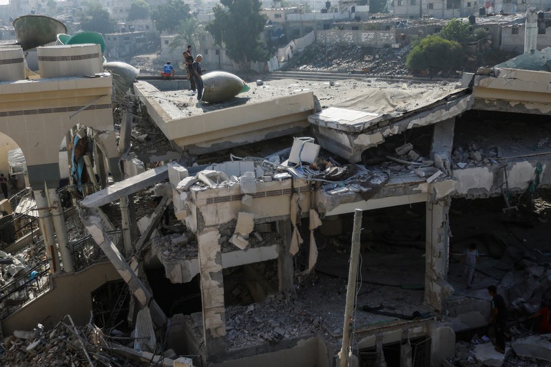 Rudal Israel menghancurkan masjid di Khan Younis, Gaza bagian Selatan. Zionis menghancurkan beberapa masjid di distrik tersebut. (REUTERS/Ibraheem Abu Mustafa) Rudal Israel menghancurkan masjid di Khan Younis, Gaza bagian Selatan. Zionis menghancurkan beberapa masjid di distrik tersebut. (REUTERS/Ibraheem Abu Mustafa)