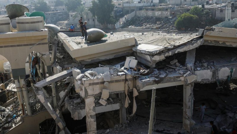 Rudal Israel menghancurkan masjid di Khan Younis, Gaza bagian Selatan. Zionis menghancurkan beberapa masjid di distrik tersebut. (REUTERS/Ibraheem Abu Mustafa)