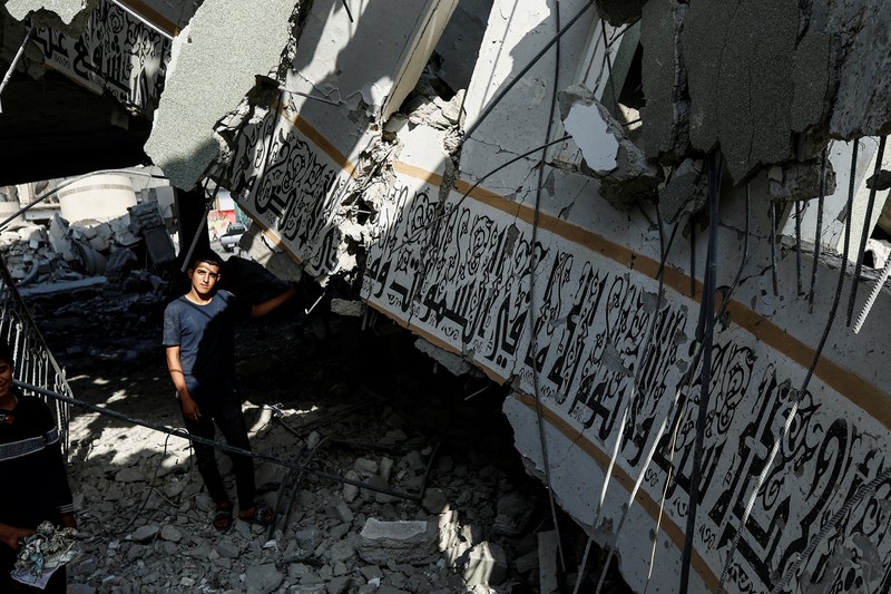 Rudal Israel menghancurkan masjid di Khan Younis, Gaza bagian Selatan. Zionis menghancurkan beberapa masjid di distrik tersebut. (REUTERS/Ibraheem Abu Mustafa) Rudal Israel menghancurkan masjid di Khan Younis, Gaza bagian Selatan. Zionis menghancurkan beberapa masjid di distrik tersebut. (REUTERS/Ibraheem Abu Mustafa)